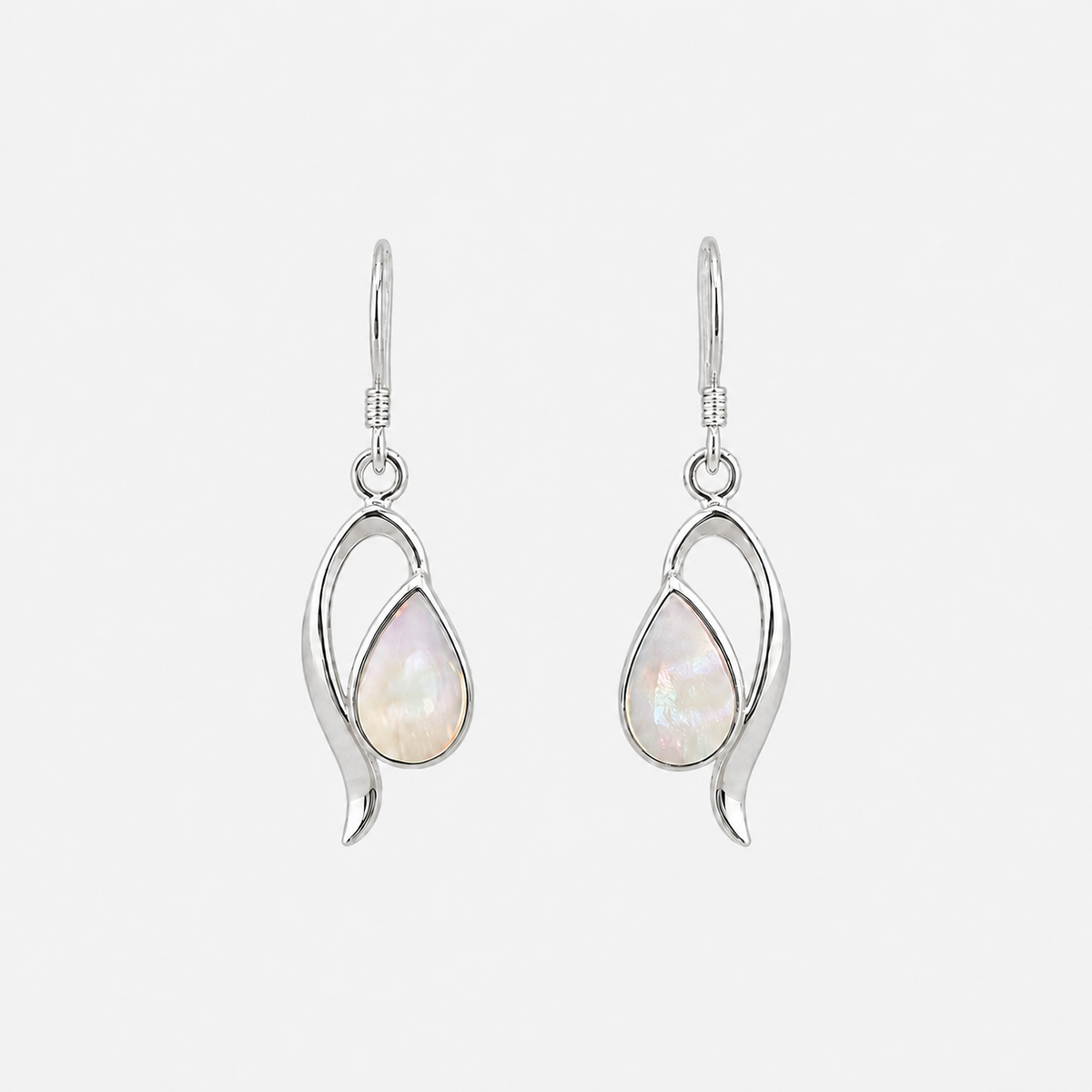 Boucles d'oreilles Goutte en argent 925 et nacre naturelle sur fond gris clair