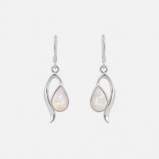 Boucles d'oreilles Goutte en argent 925 et nacre naturelle sur fond gris clair