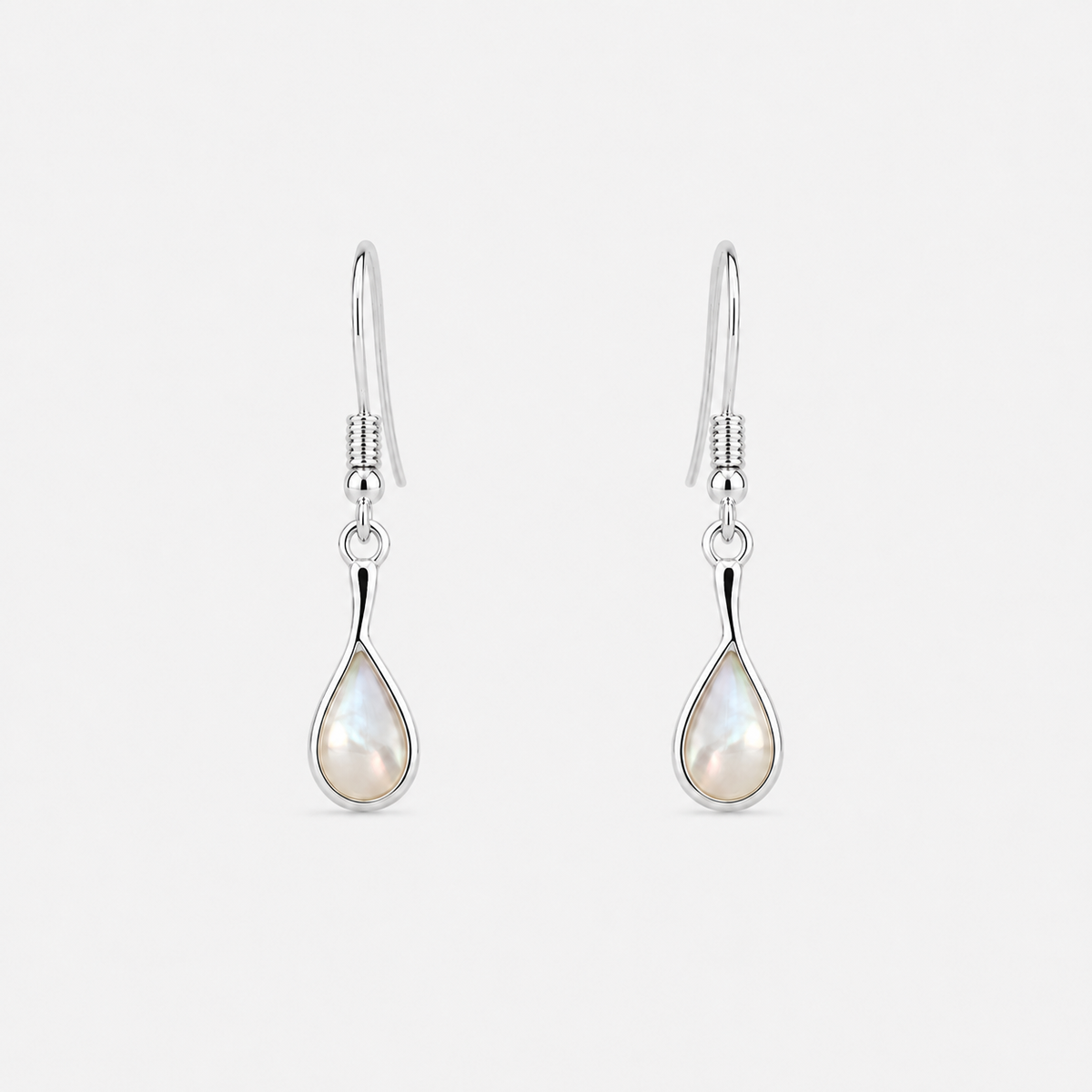 Boucles d'oreilles Goutte petit modèle en argent 925 et nacre naturelle sur fond gris clair