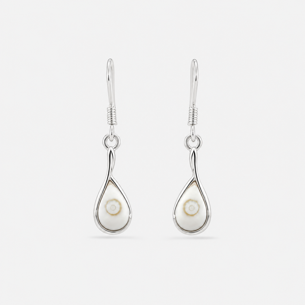 Boucles d'Oreilles Goutte petit modèle en Argent 925 et Œil de Sainte-Lucie naturel sur fond gris clair