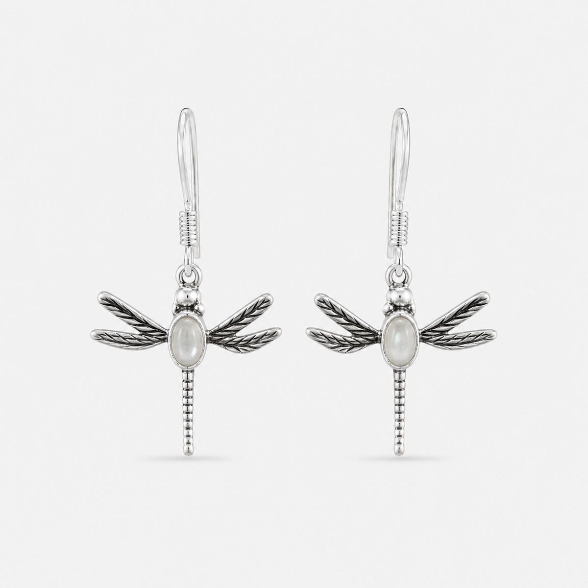 Boucles d'oreilles libellule en argent 925 et nacre naturelle sur fond gris clair