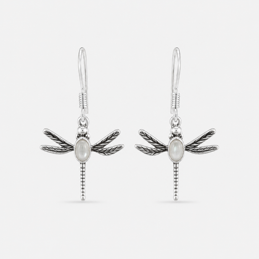 Boucles d'oreilles libellule en argent 925 et nacre naturelle sur fond gris clair