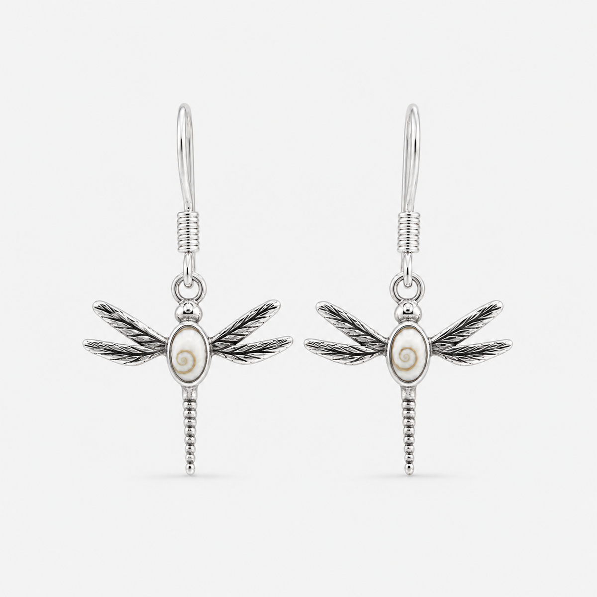 Boucles d'oreilles libellule en argent 925 et Œil de Sainte-Lucie naturel sur fond gris clair
