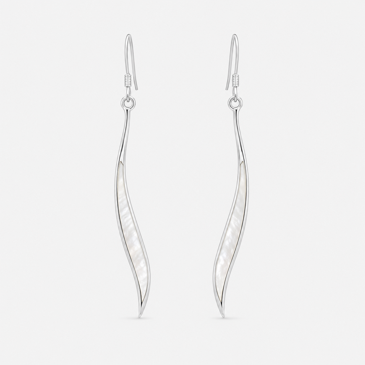 Boucles d'oreilles longues en argent 925 et nacre naturelle sur fond gris clair