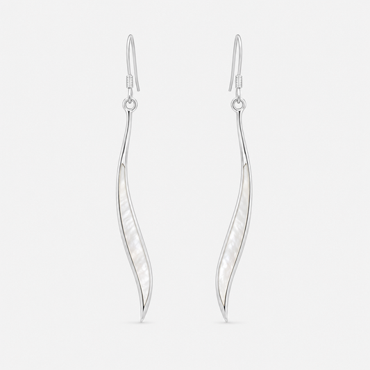 Boucles d'oreilles longues en argent 925 et nacre naturelle sur fond gris clair