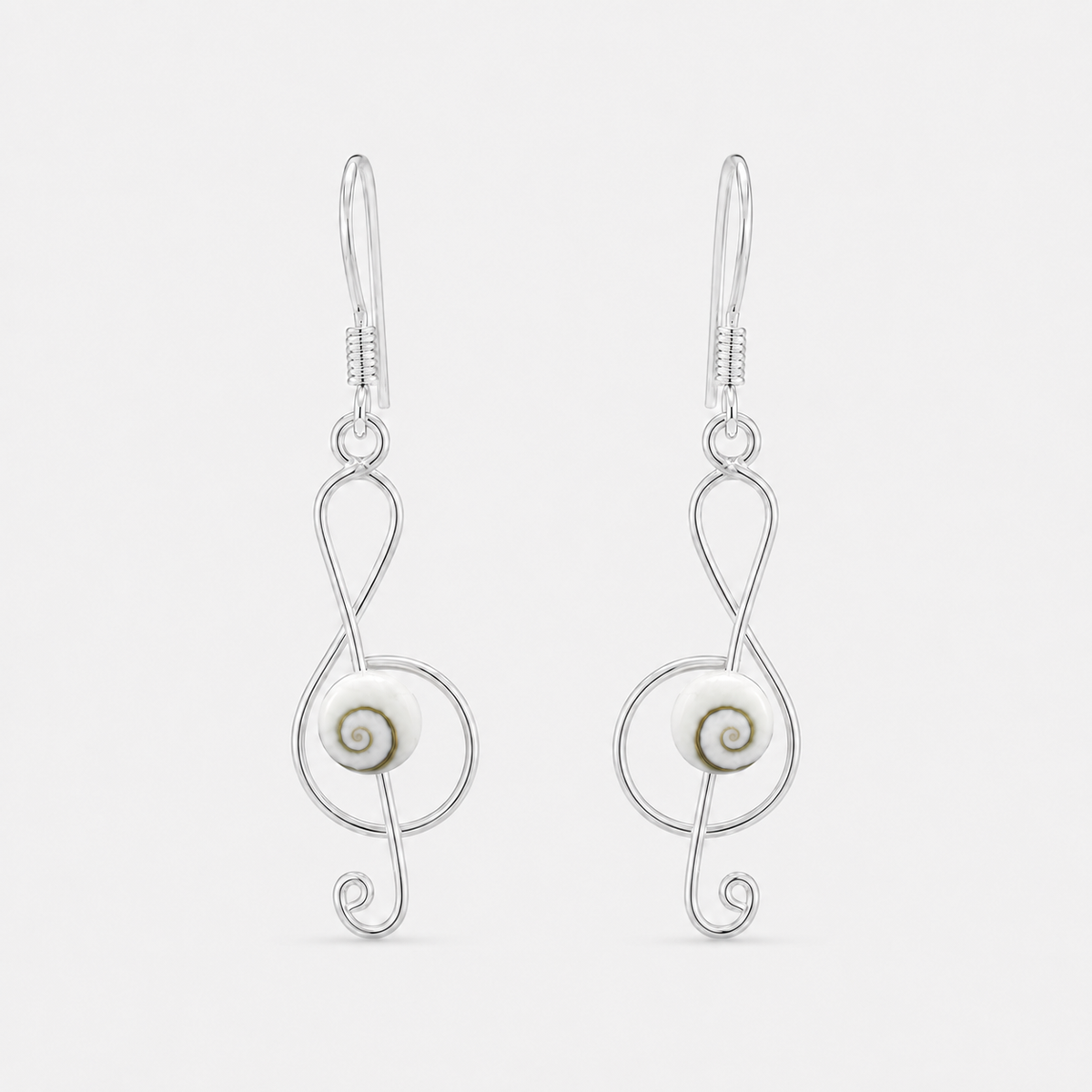 Boucles d'oreilles note de musique en argent 925 orientées dans le même sens sur fond gris clair