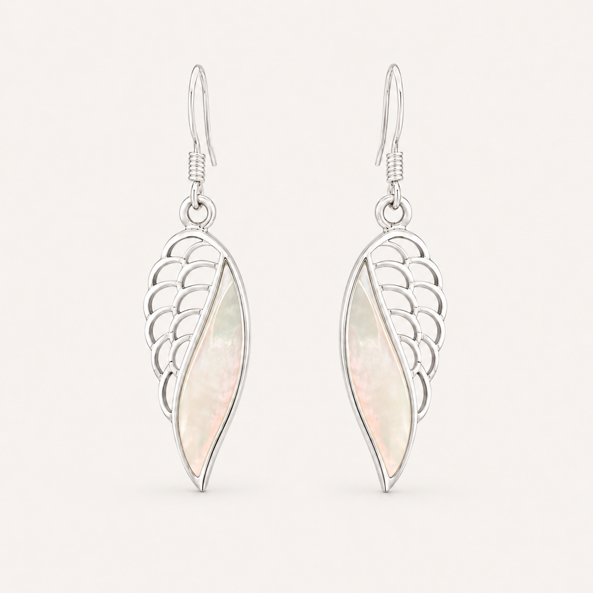 Boucles d'oreilles aile d'ange en argent 925 et nacre naturelle sur fond clair