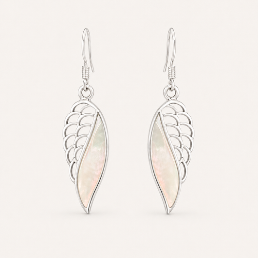 Boucles d'oreilles aile d'ange en argent 925 et nacre naturelle sur fond clair