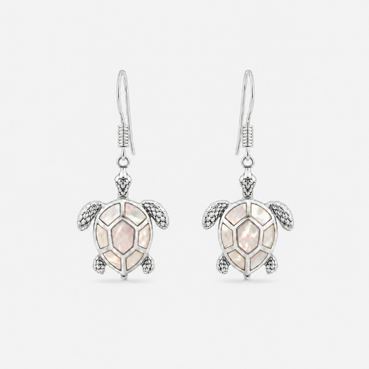 Boucles d'oreilles tortue en argent 925 et nacre naturelle sur fond gris clair