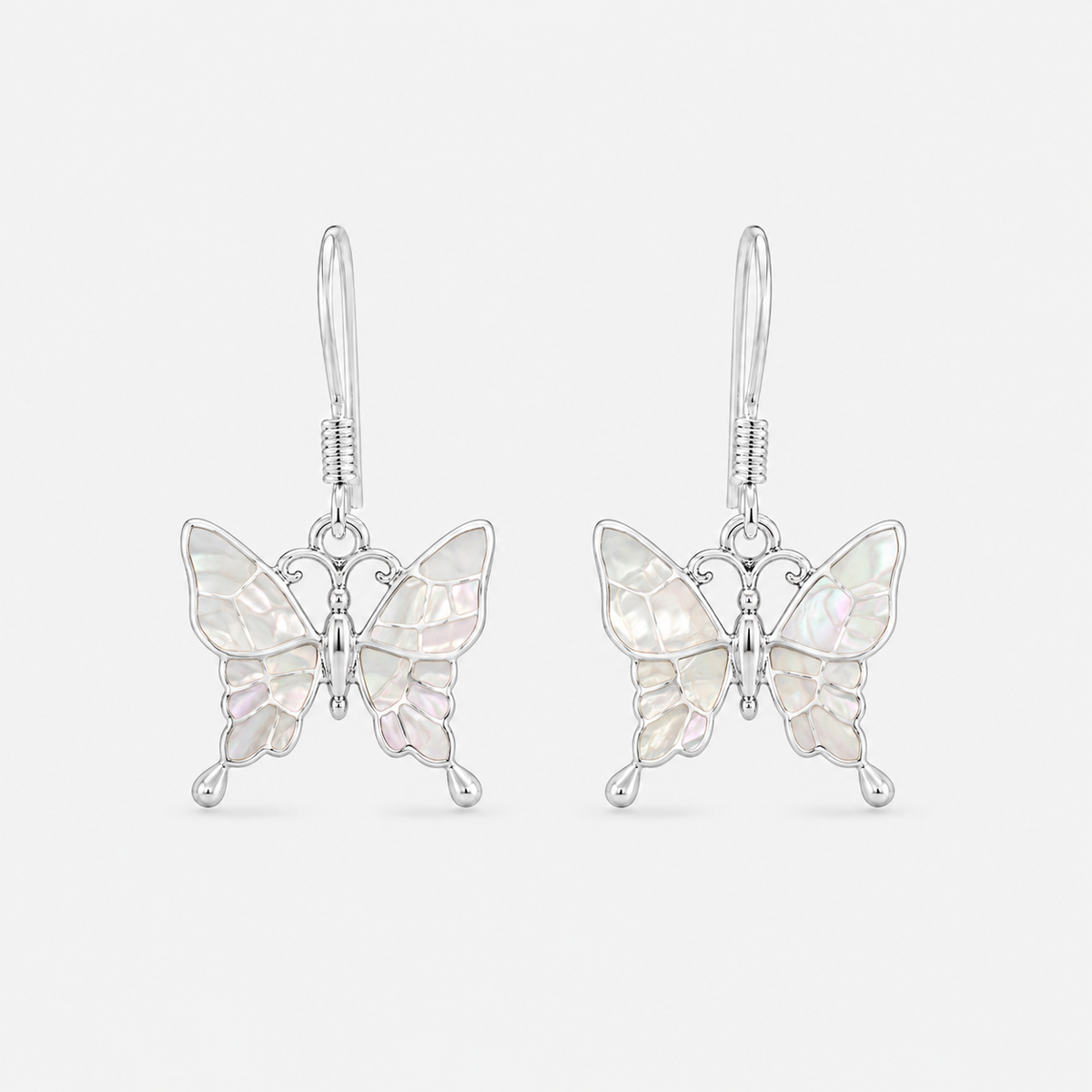 Boucles d'oreilles papillon en argent 925 et nacre naturelle sur fond gris clair