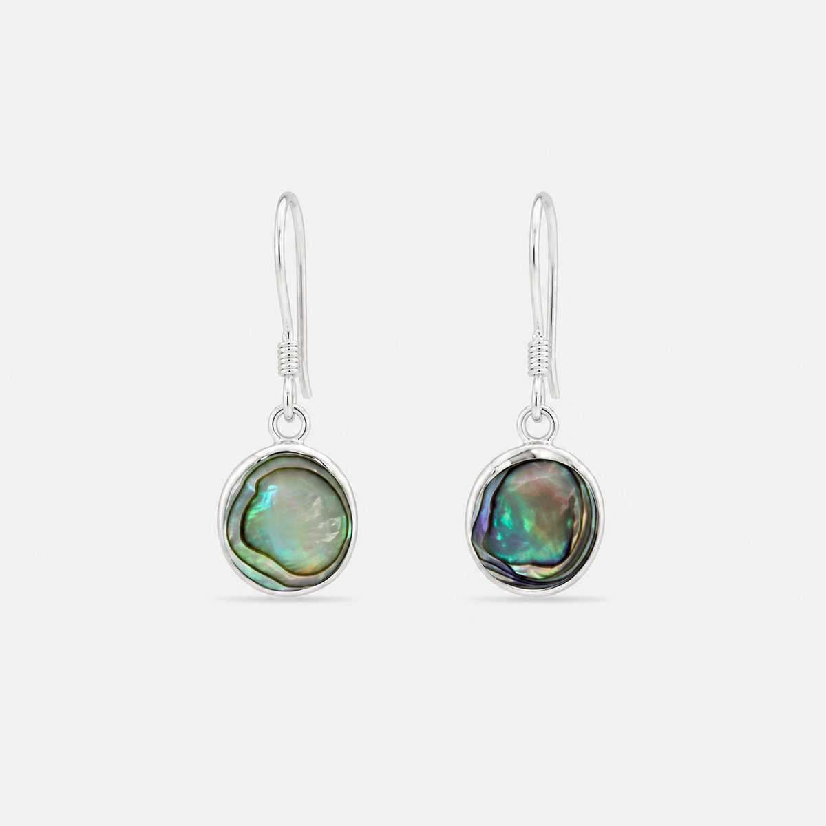 Petites boucles d'oreilles rondes en argent 925 et abalone naturelle sur fond gris clair