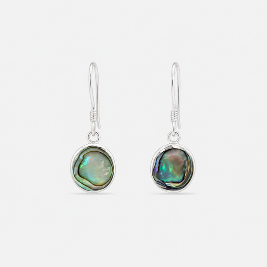 Petites boucles d'oreilles rondes en argent 925 et abalone naturelle sur fond gris clair