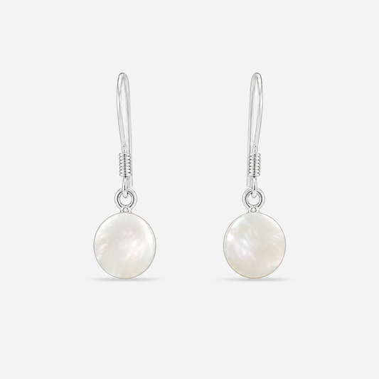 Petites boucles d'oreilles rondes en argent 925 et nacre naturelle sur fond gris clair