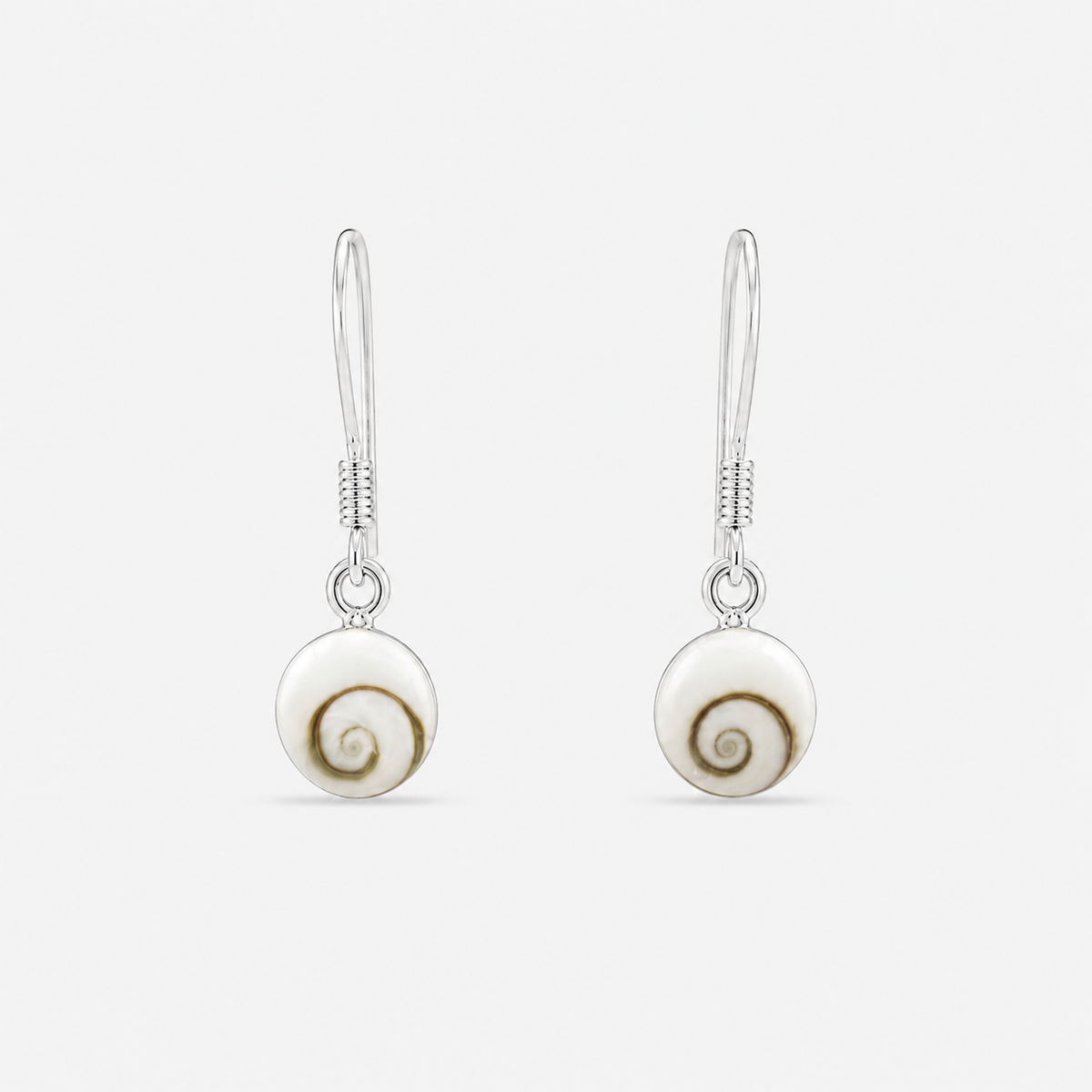 Petites boucles d'oreilles rondes en argent 925 et Œil de Sainte-Lucie naturel sur fond gris clair