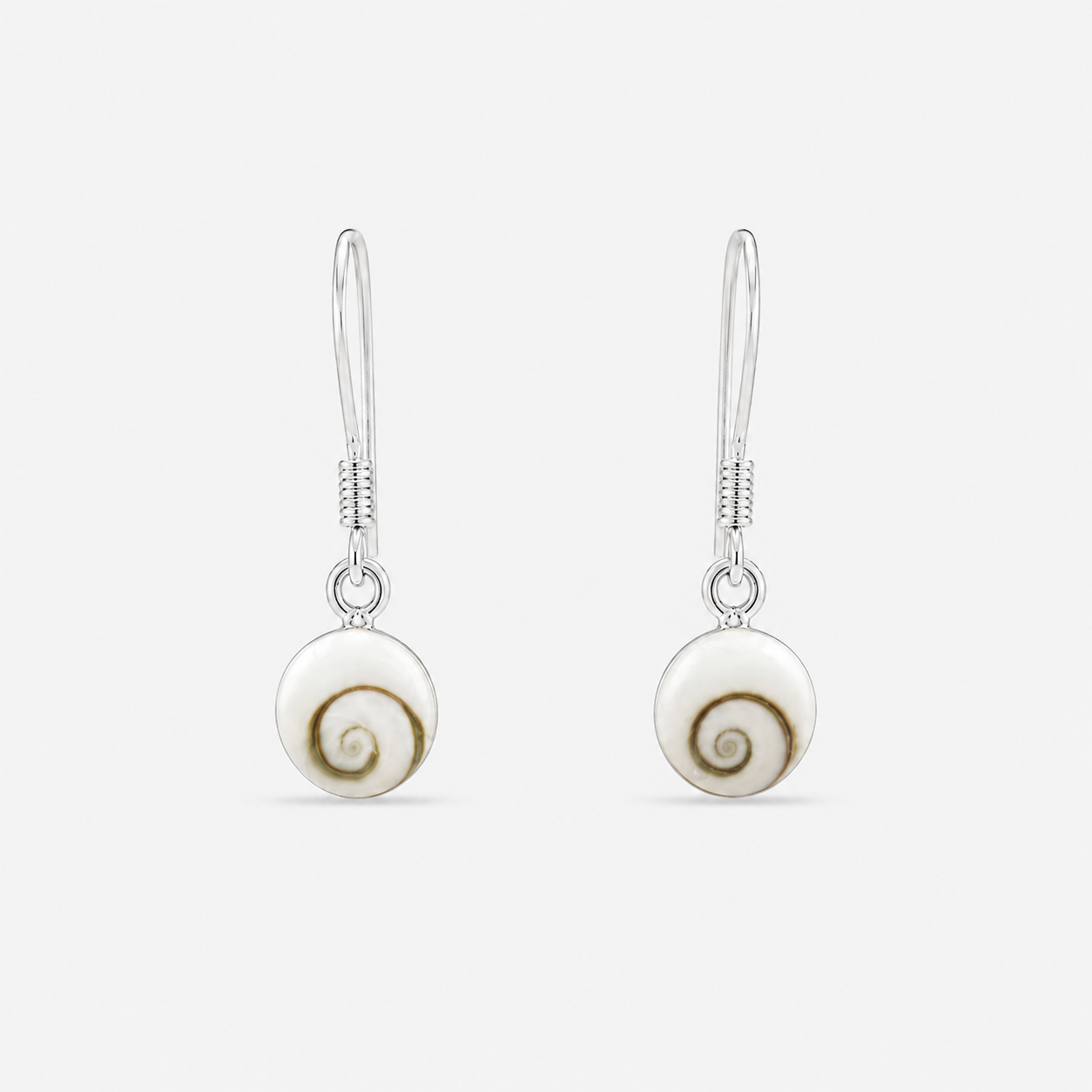 Petites boucles d'oreilles rondes en argent 925 et Œil de Sainte-Lucie naturel sur fond gris clair