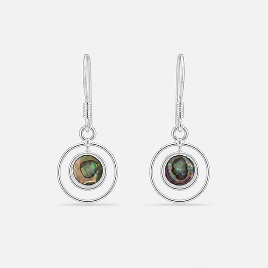 Boucles d'oreilles rondes à deux cercles en argent 925 et abalone naturelle sur fond gris clair