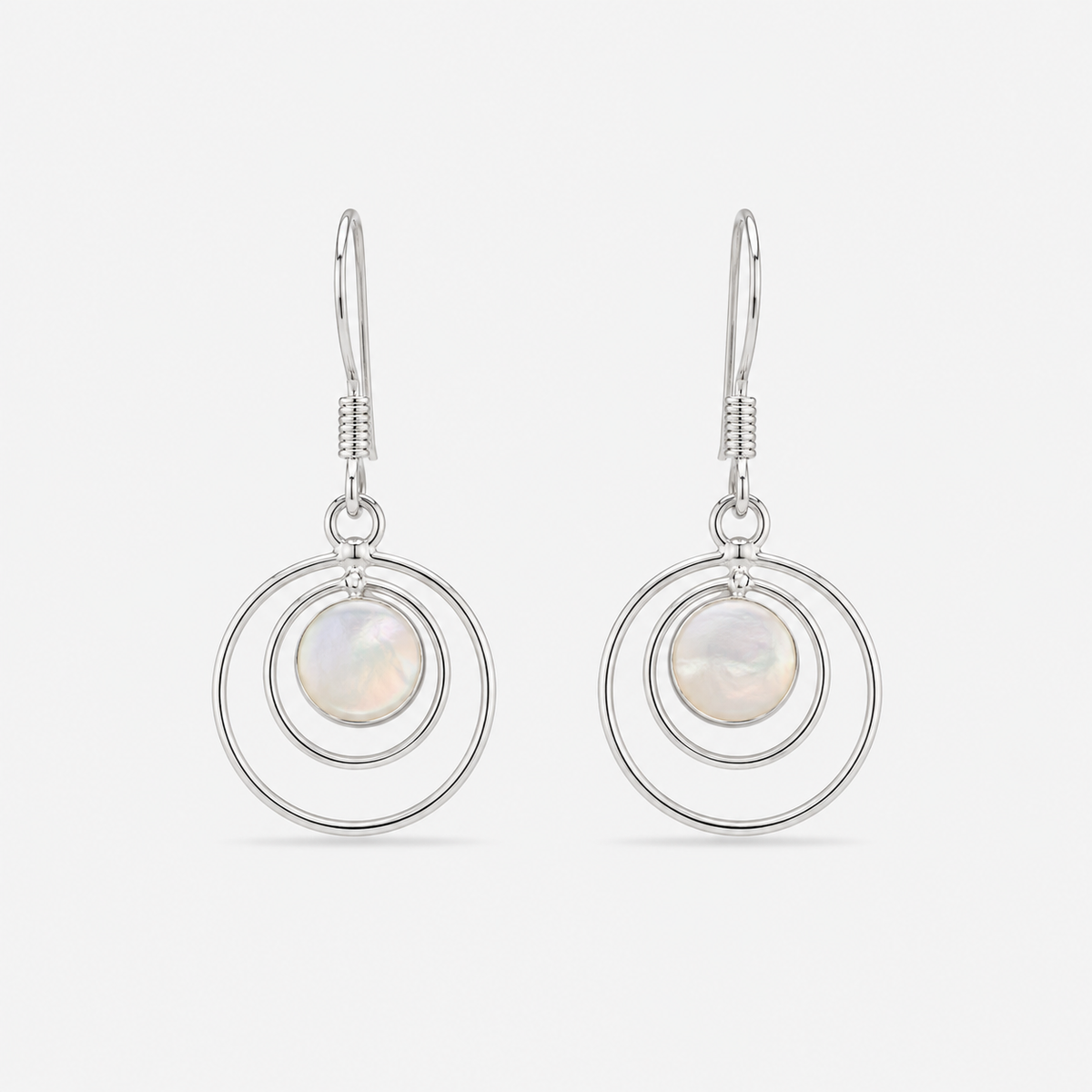 Boucles d'oreilles rondes à deux cercles en argent 925 et nacre naturelle sur fond gris clair