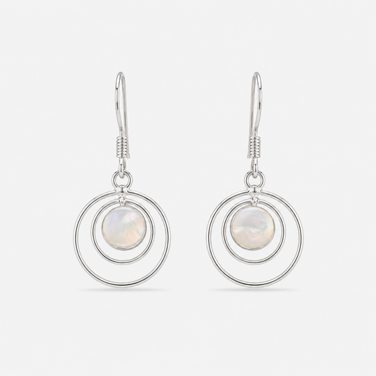 Boucles d'oreilles rondes à deux cercles en argent 925 et nacre naturelle sur fond gris clair