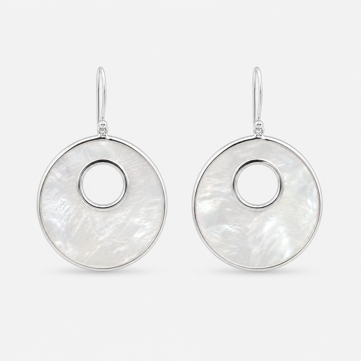Grandes boucles d'oreilles rondes en argent 925 et nacre naturelle sur fond gris clair