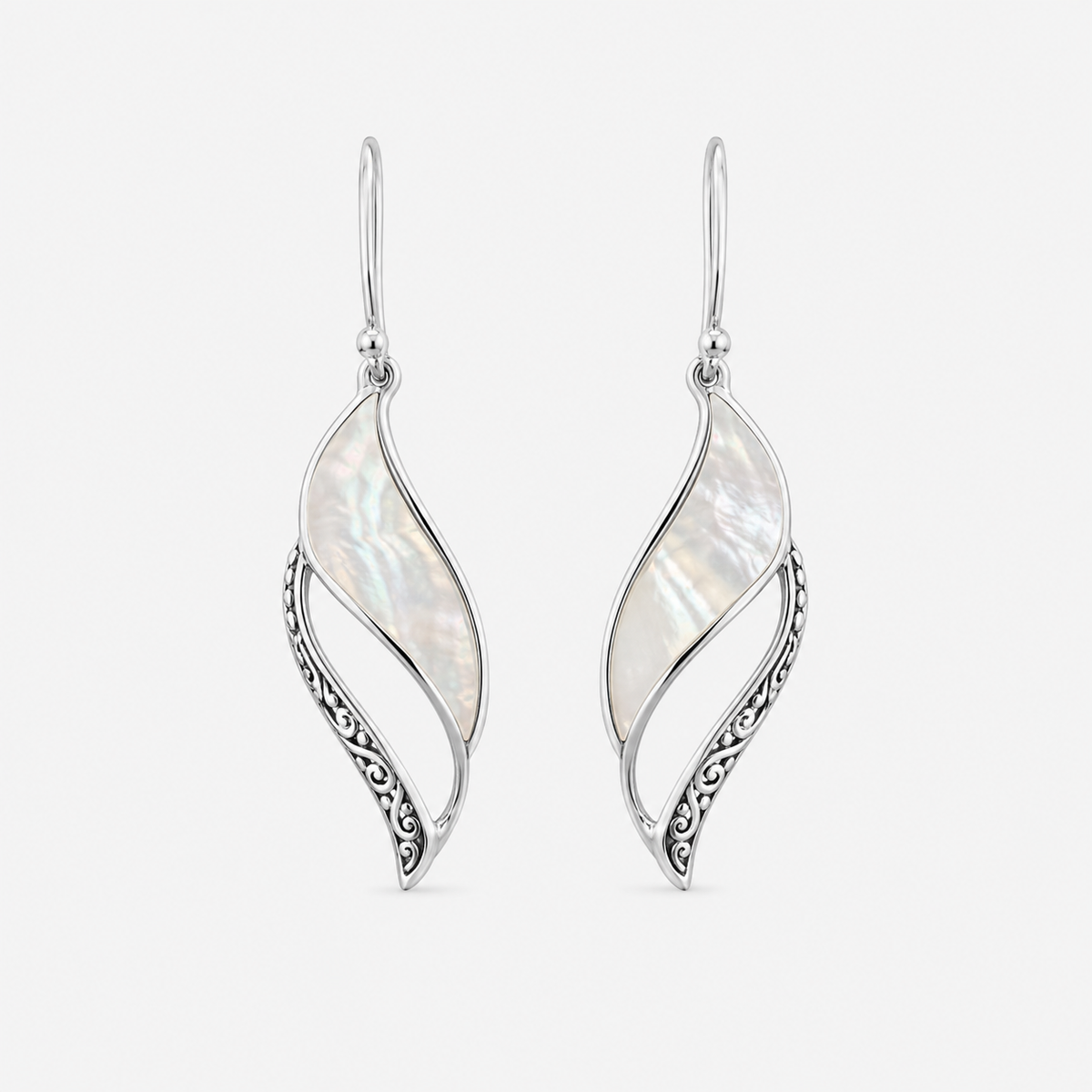 Boucles d'oreilles grand modèle en argent 925 et nacre naturelle sur fond gris clair