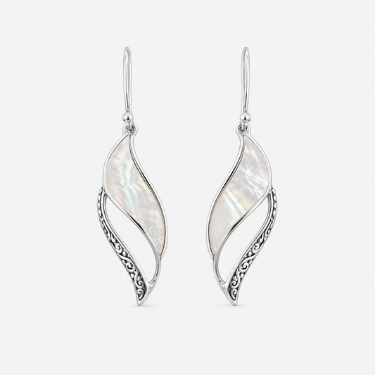 Boucles d'oreilles grand modèle en argent 925 et nacre naturelle sur fond gris clair