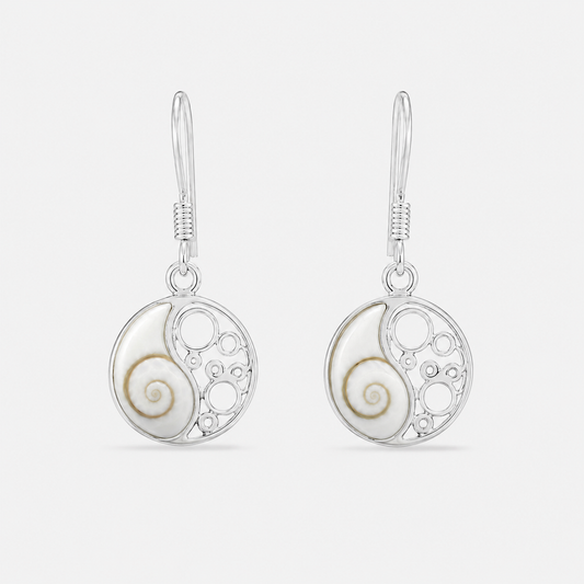 Boucles d'oreilles Yin et Yang en argent 925 et Œil de Sainte-Lucie naturel sur fond gris clair