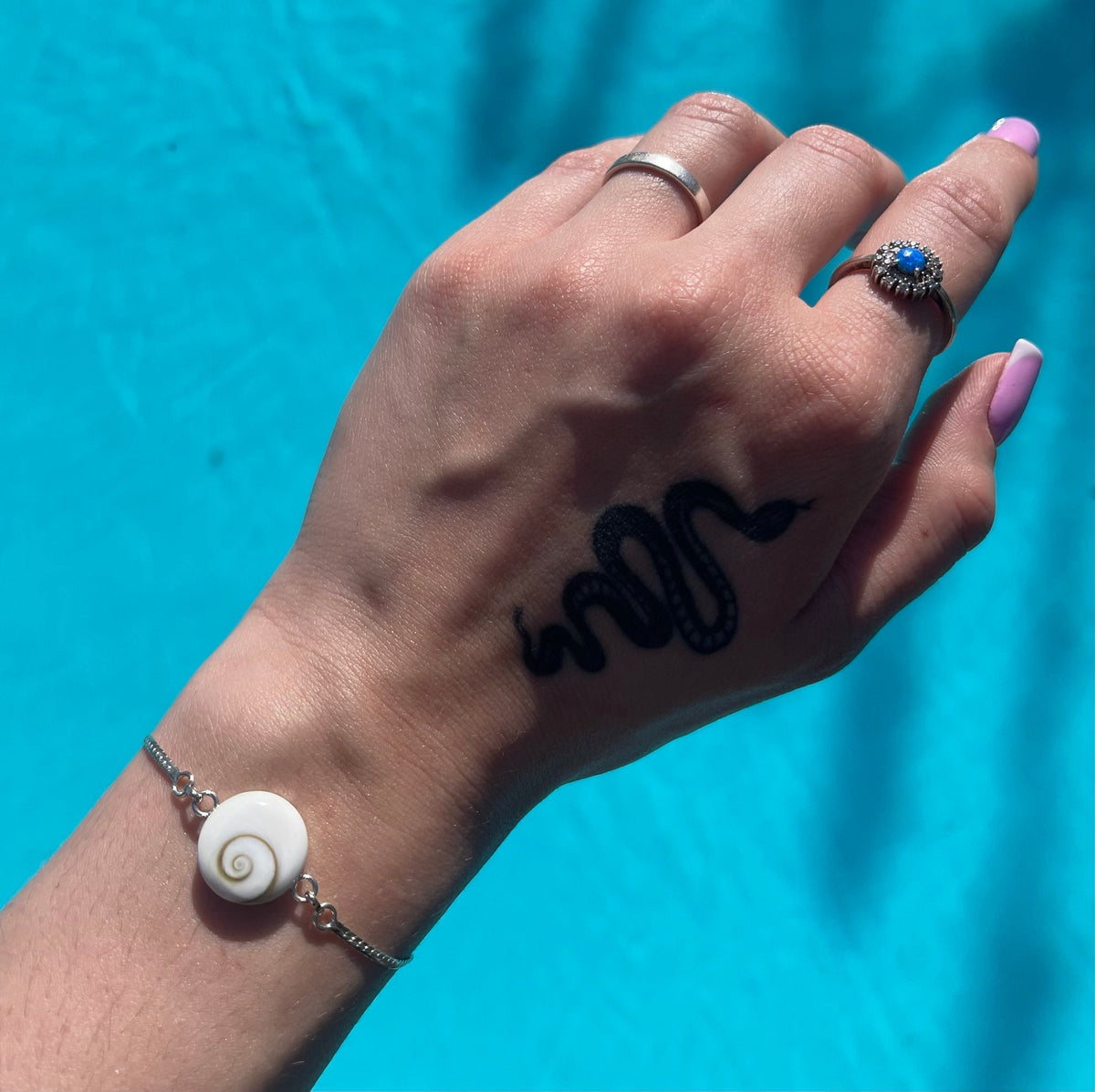 Bracelet Arbre de Vie et Œil de Sainte-Lucie porté – face coquillage