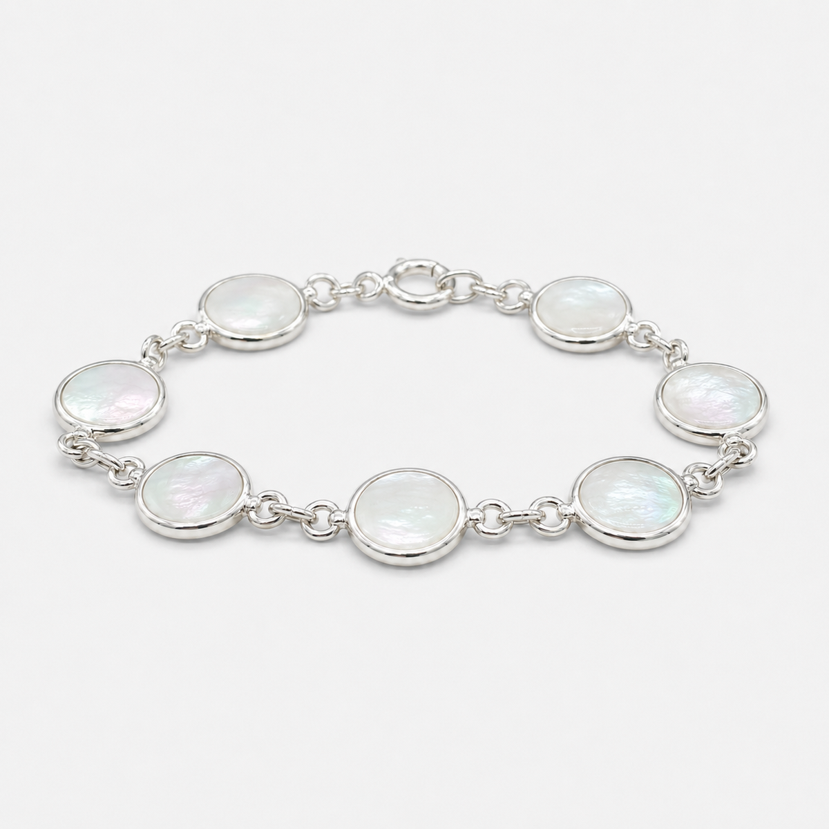 Verso du bracelet fermé en argent 925 avec sept médaillons ronds en nacre naturelle