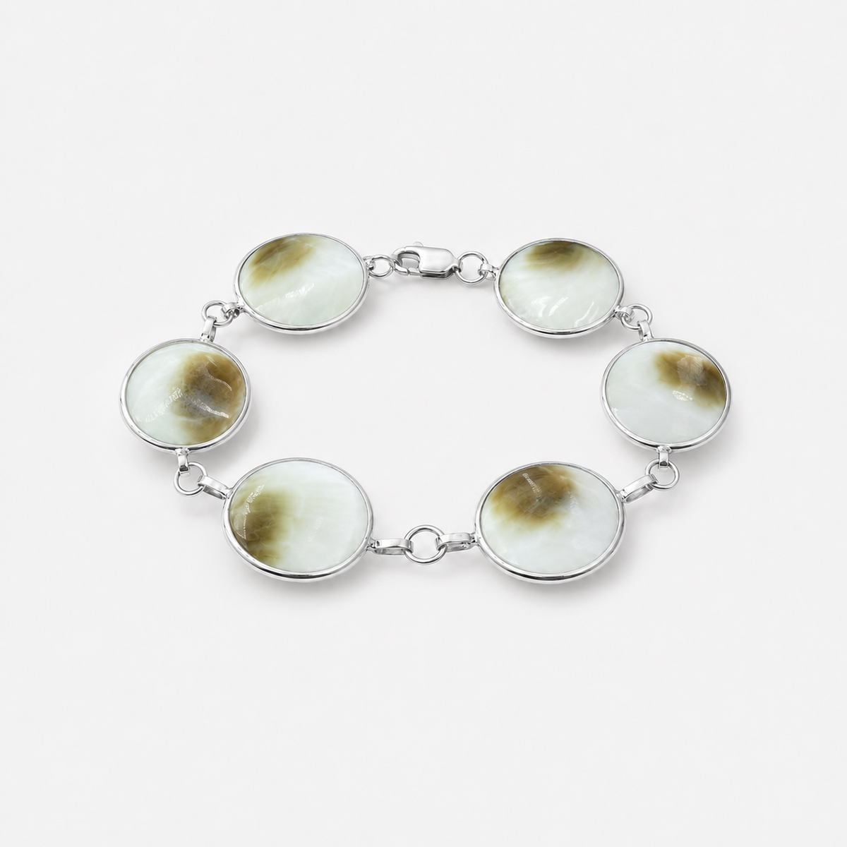 Verso du bracelet fermé en argent 925 avec six grands médaillons ronds en Œil de Sainte-Lucie naturel