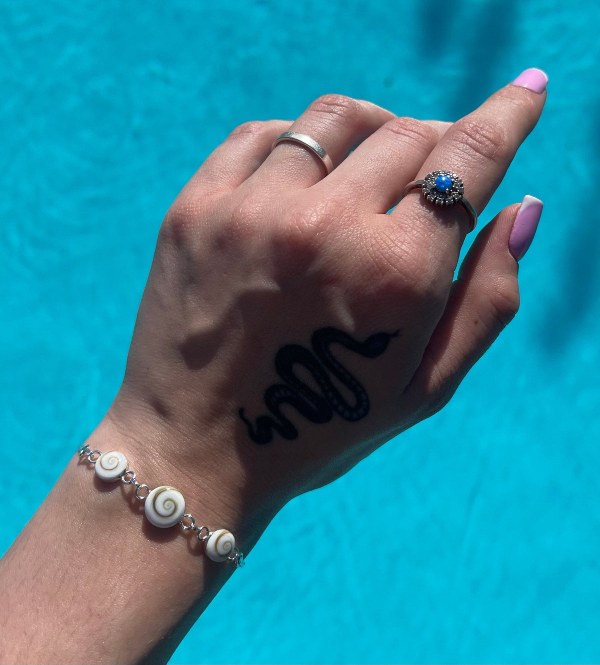 Bracelet trois médaillons Œil de Sainte-Lucie porté au poignet