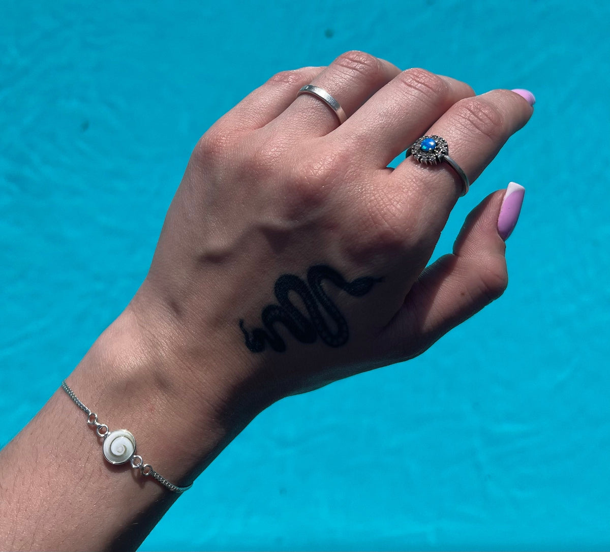 Bracelet médaillon rond recto verso Œil de Sainte-Lucie porté au poignet
