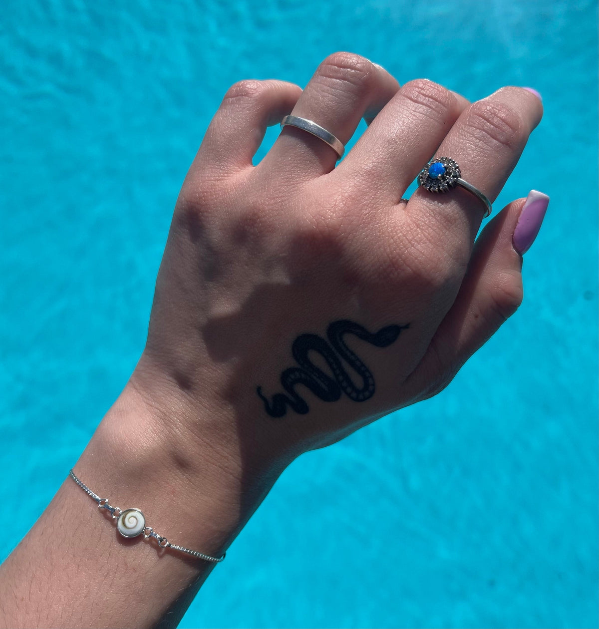 Bracelet petit médaillon recto verso Œil de Sainte-Lucie porté au poignet