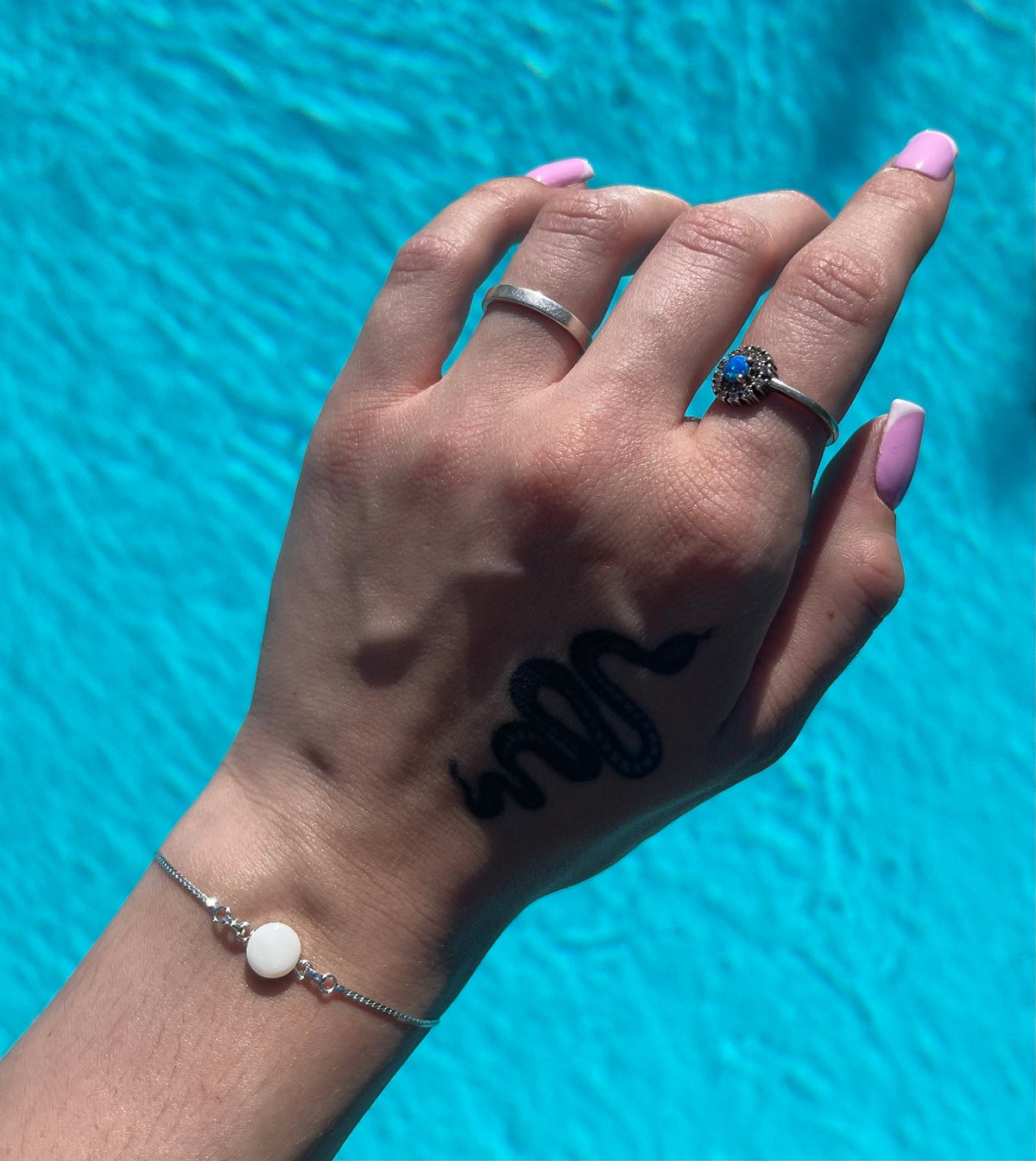 Bracelet nacre sur chaîne serpent porté au poignet