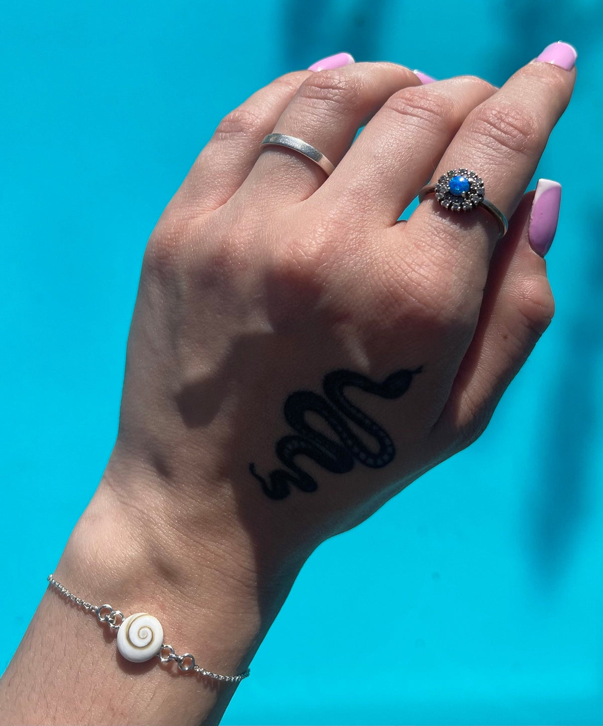 Bracelet petit médaillon rond Œil de Sainte-Lucie porté au poignet