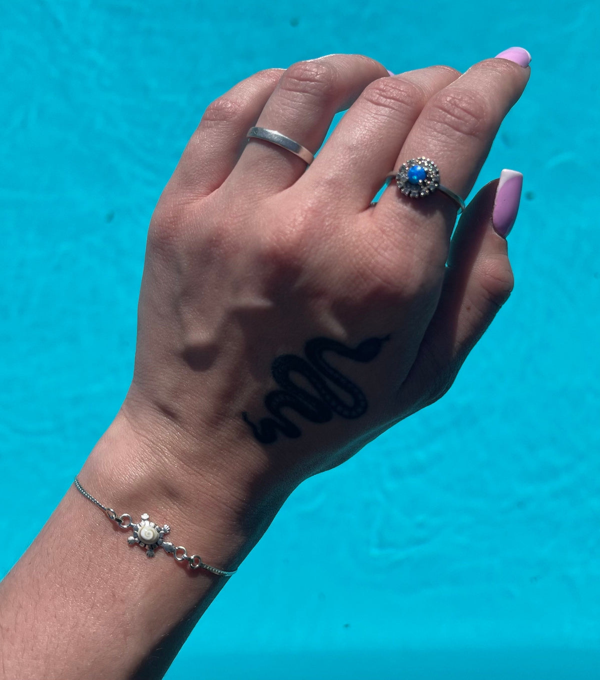 Bracelet petite tortue Œil de Sainte-Lucie porté au poignet