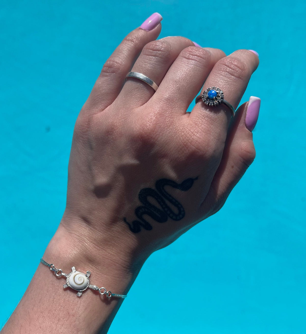 Bracelet tortue moyen Œil de Sainte-Lucie porté au poignet