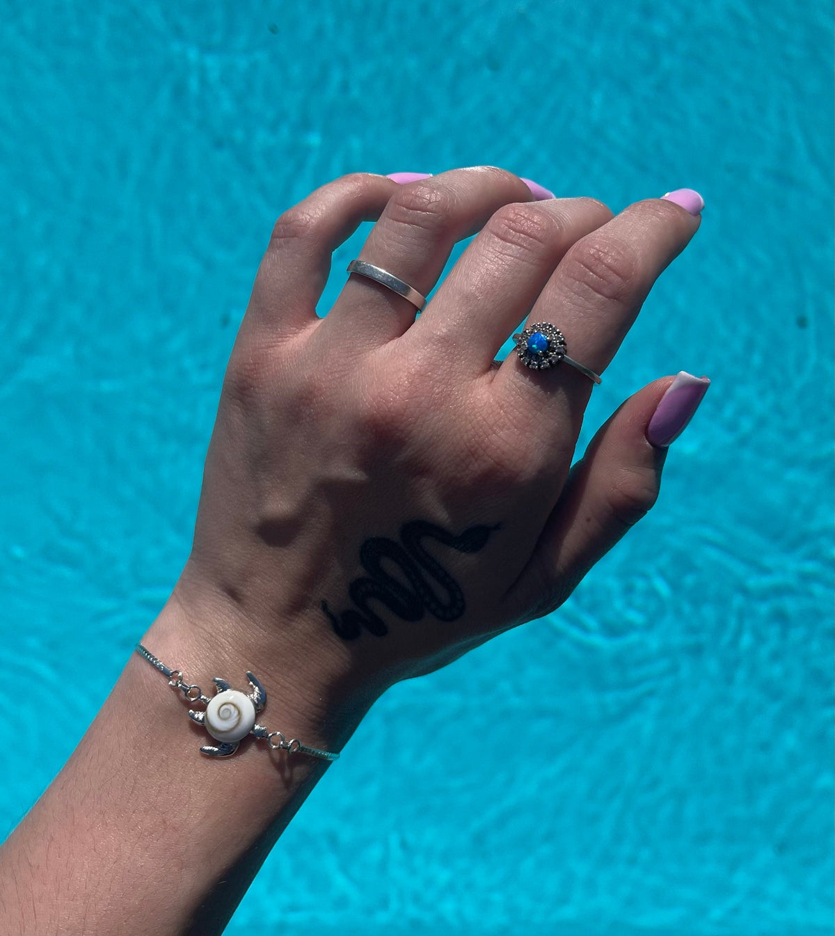 Bracelet grande tortue Œil de Sainte-Lucie porté au poignet