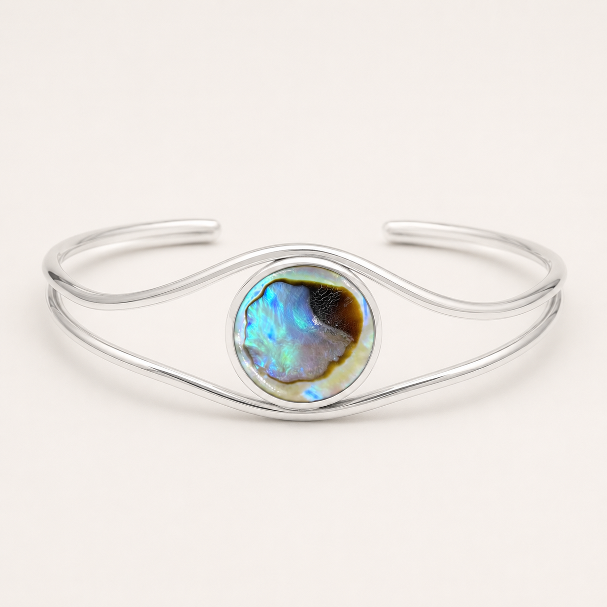 Manchette réglable en argent 925 et abalone naturelle sur fond clair
