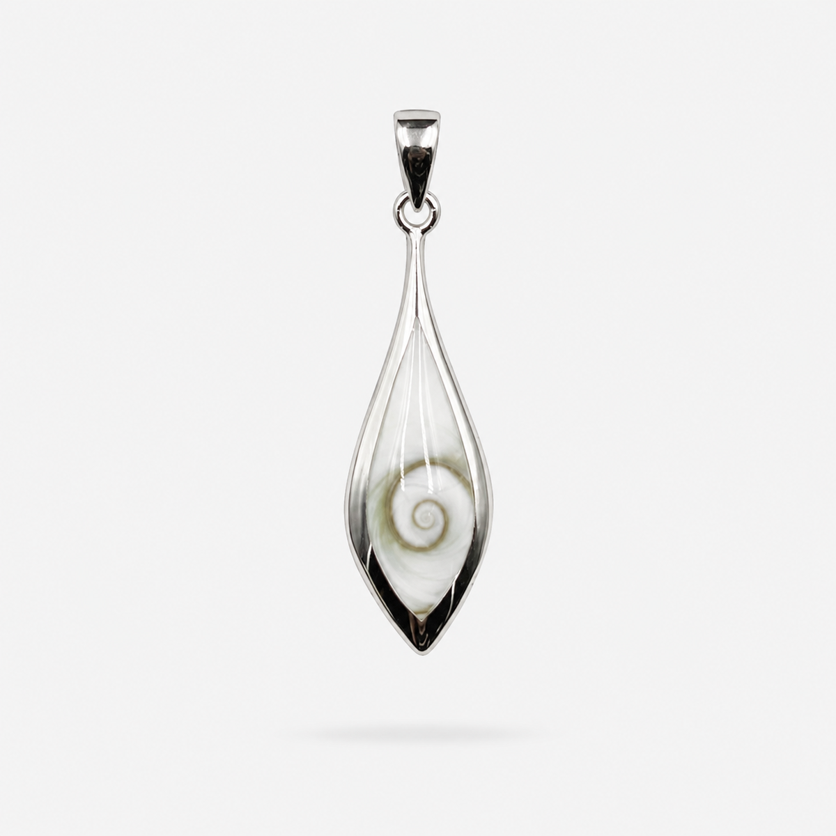 Pendentif goutte allongée en Argent 925 et Œil de Sainte-Lucie naturel sur fond clair