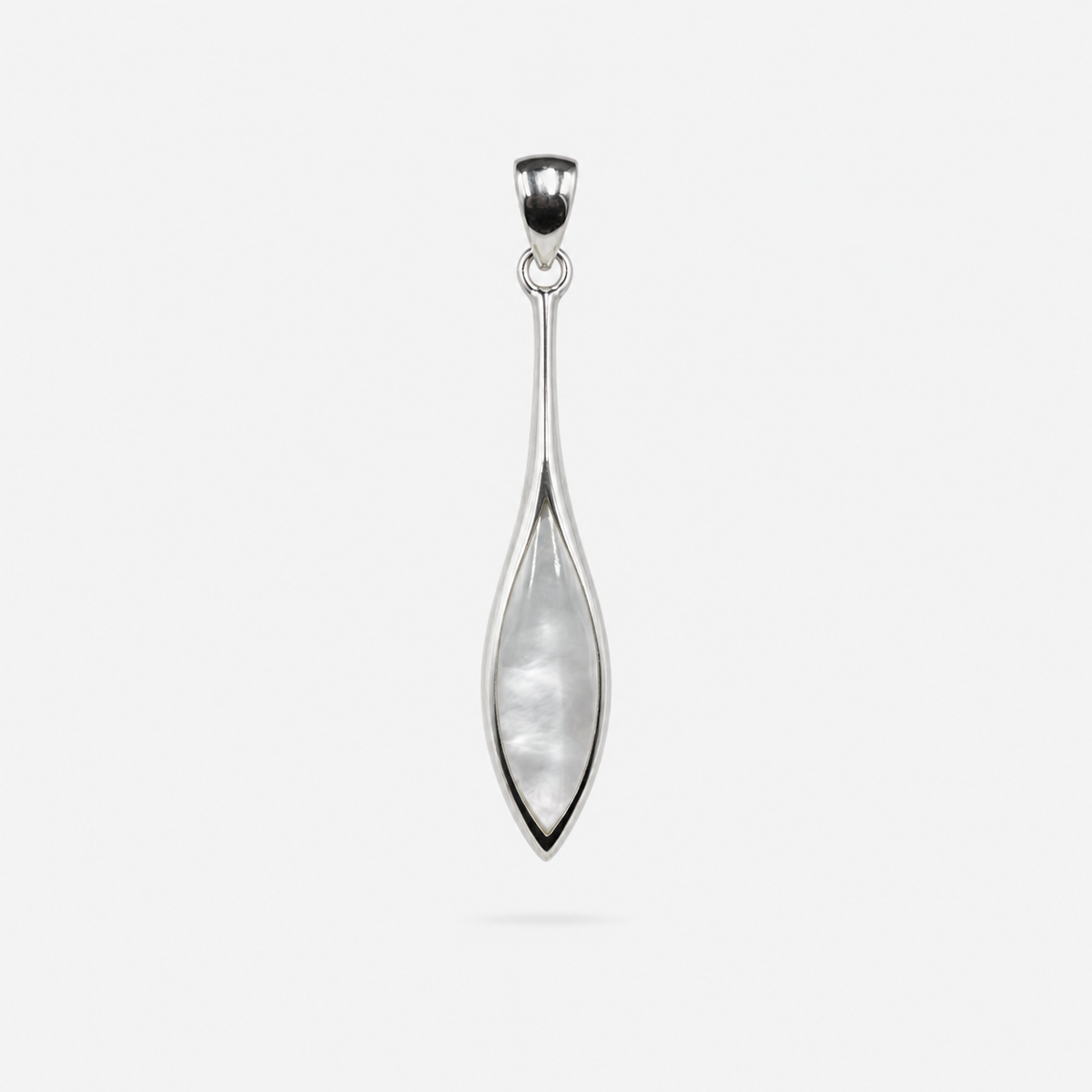 Pendentif goutte fine en Argent 925 et Nacre naturelle sur fond clair