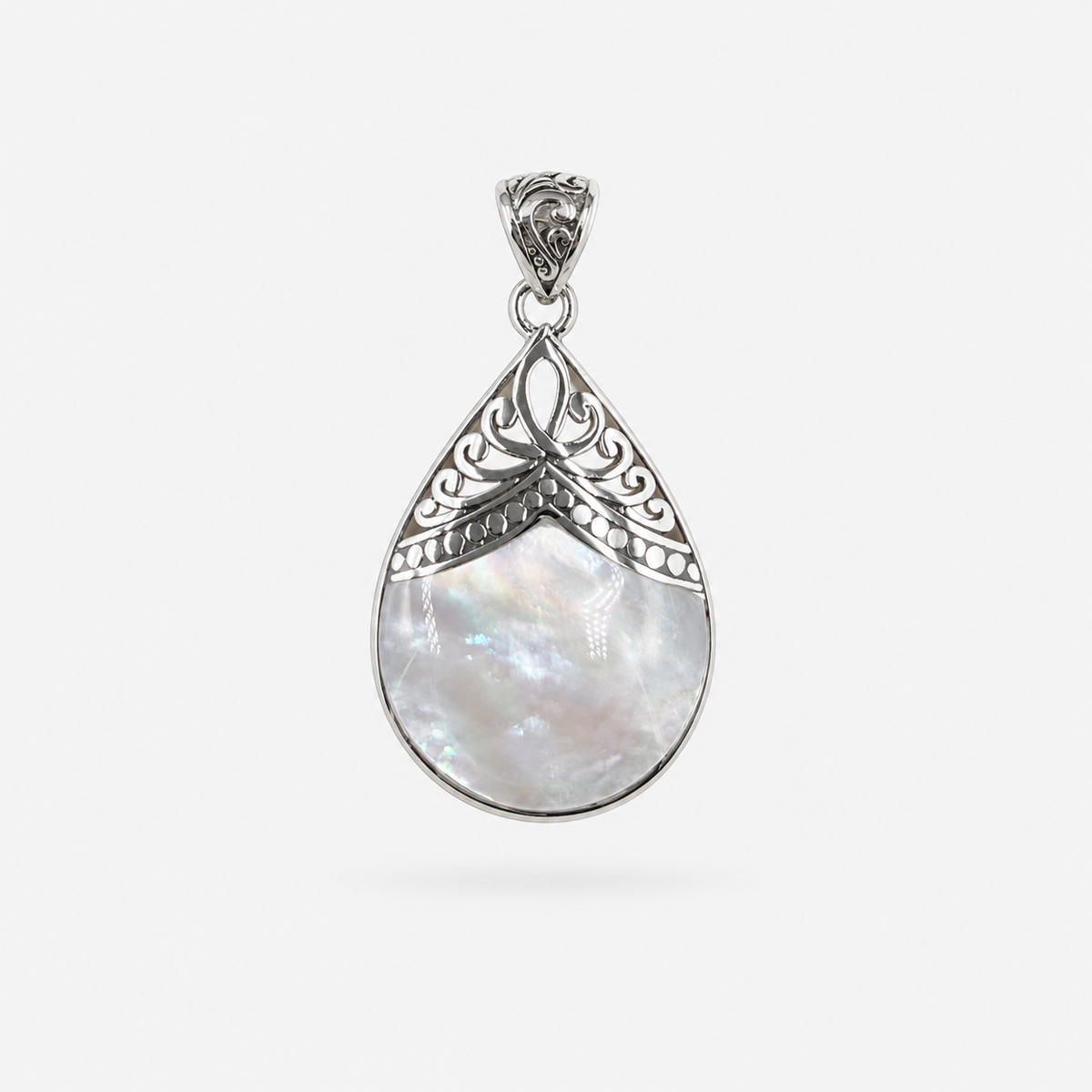 Pendentif grande goutte en argent 925 et nacre naturelle à monture ajourée