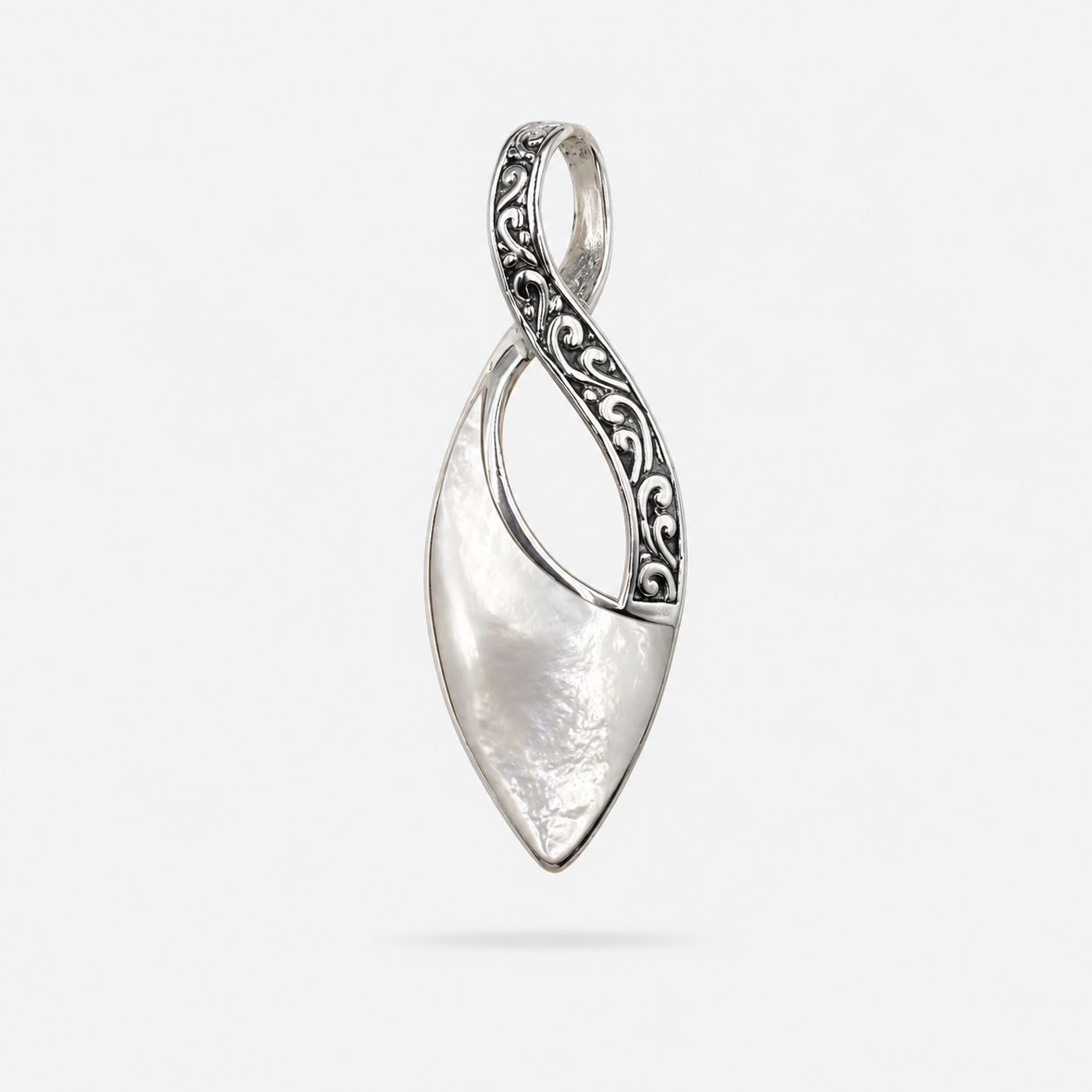 Pendentif goutte en Argent 925 et Nacre naturelle avec monture ajourée sur fond clair