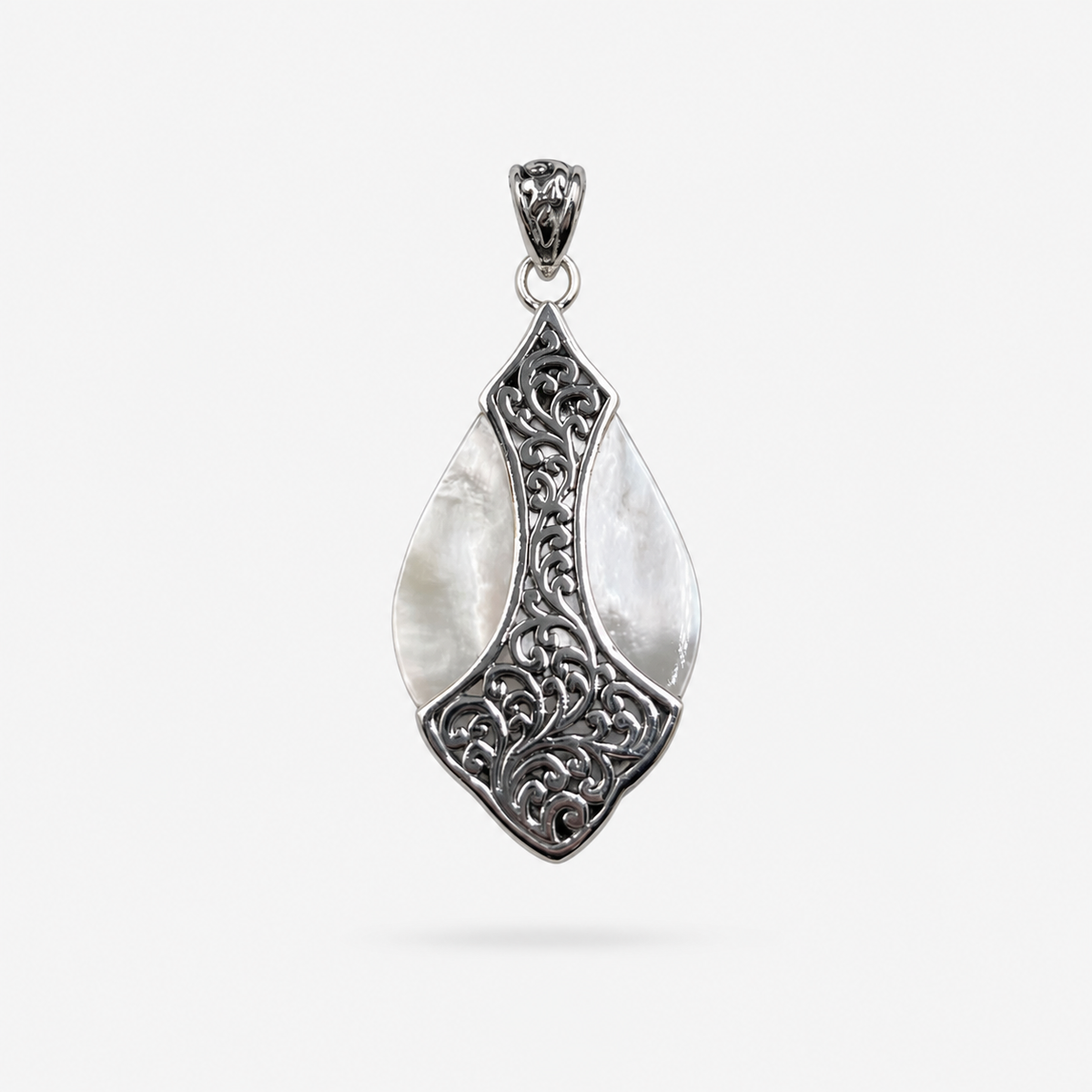 Pendentif goutte en argent 925 et nacre naturelle à monture ciselée