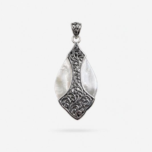 Pendentif goutte en argent 925 et nacre naturelle à monture ciselée