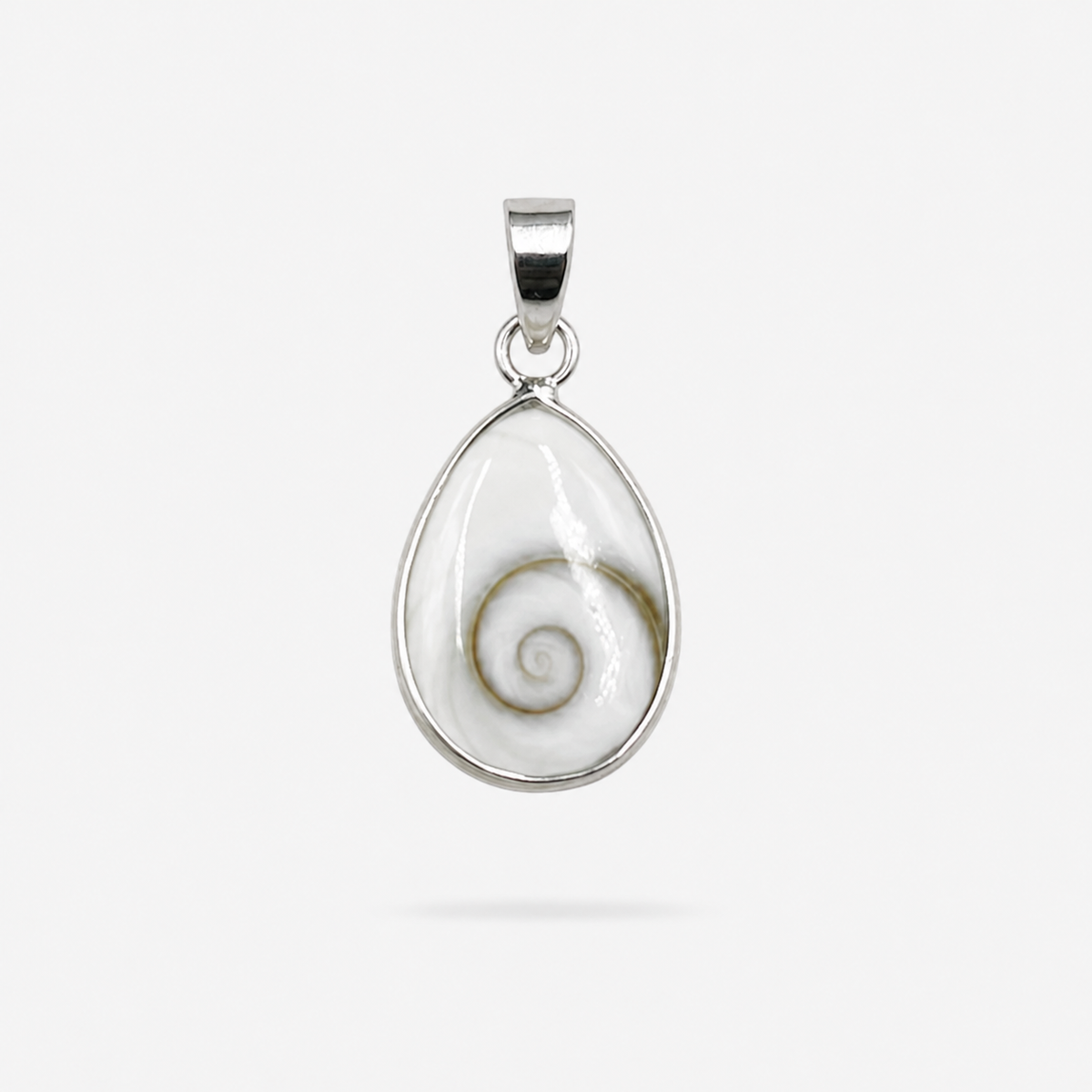 Pendentif goutte en argent 925 et Œil de Sainte-Lucie naturel sur fond gris clair
