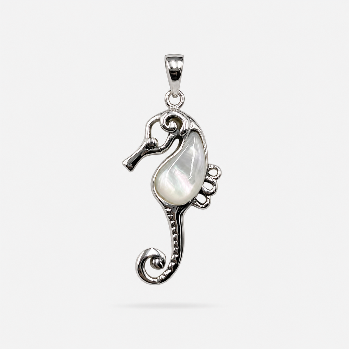 Pendentif hippocampe en argent 925 et nacre naturelle