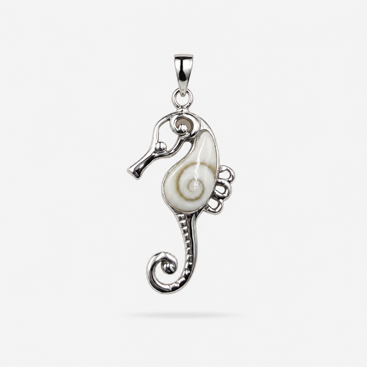 Pendentif hippocampe en Argent 925 et Œil de Sainte-Lucie naturel sur fond clair