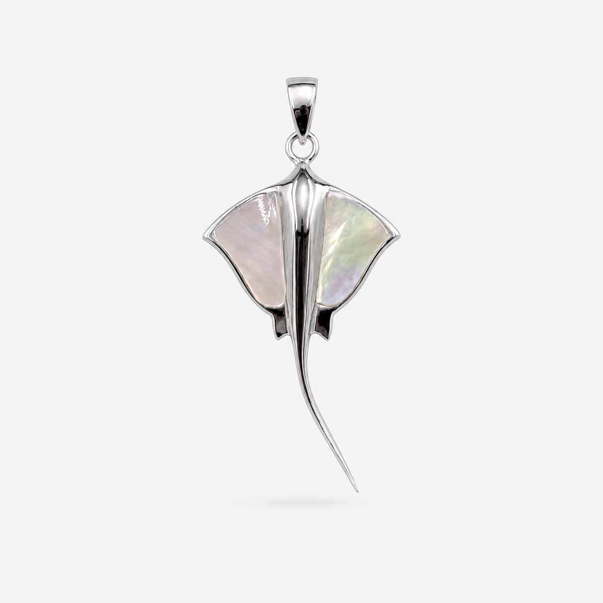 Pendentif raie en argent 925 et nacre naturelle