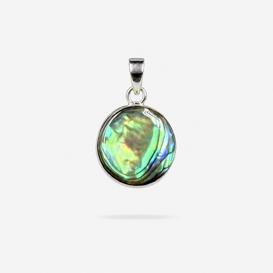 Petit pendentif rond en argent 925 et abalone naturelle sur fond gris clair