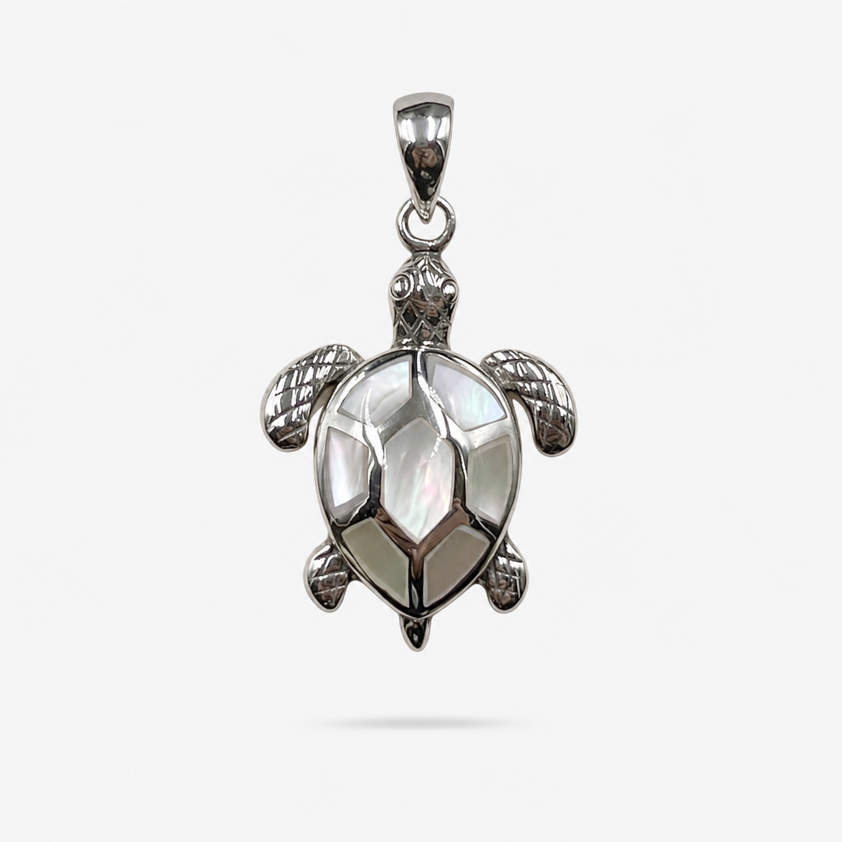 Grand pendentif tortue en Argent 925 et Nacre naturelle sur fond clair